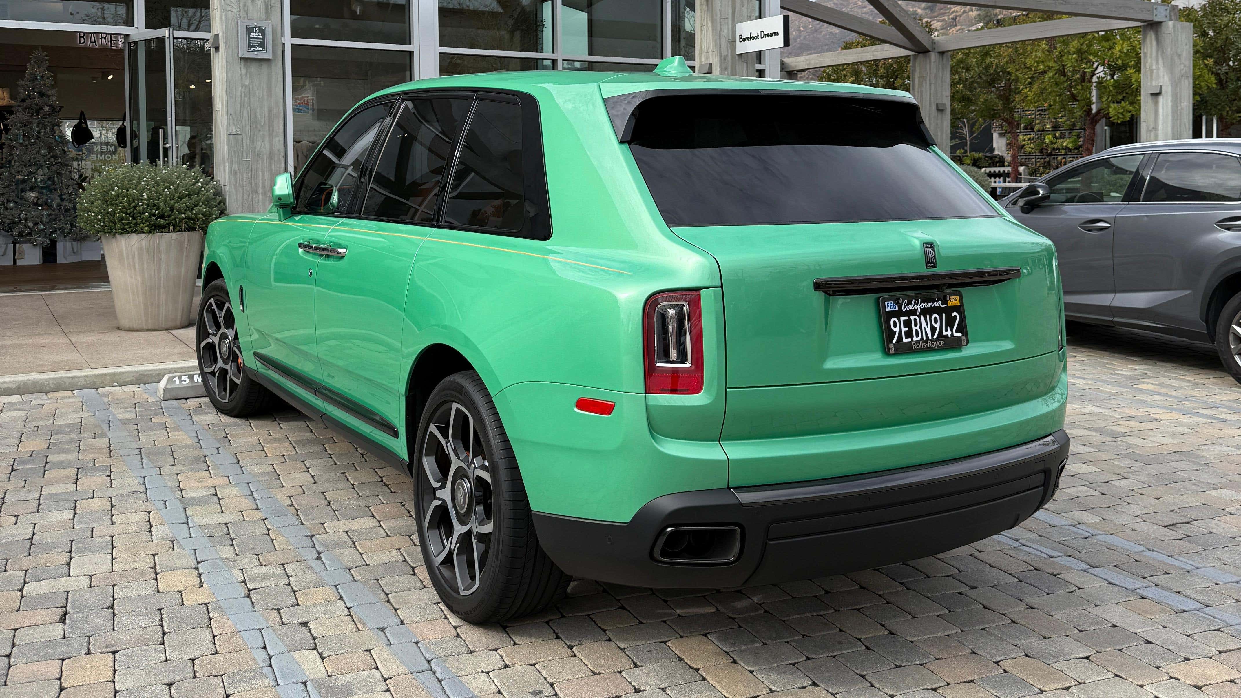 Rear 3/4 view of Rolls-Royce Cullinan Black Badge in green